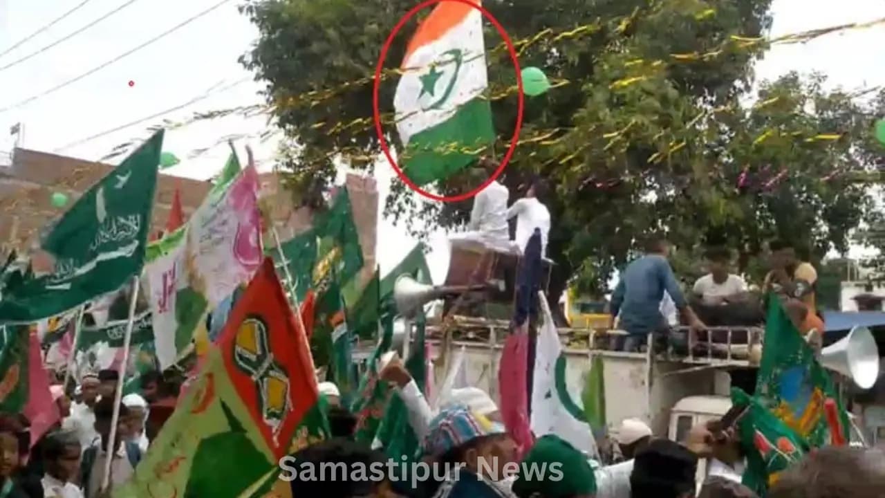 बिहार: धार्मिक जुलूस में अशोक चक्र की जगह चांद-तारा वाला तिरंगा लहराया,वायरल वीडियो पर केस दर्ज