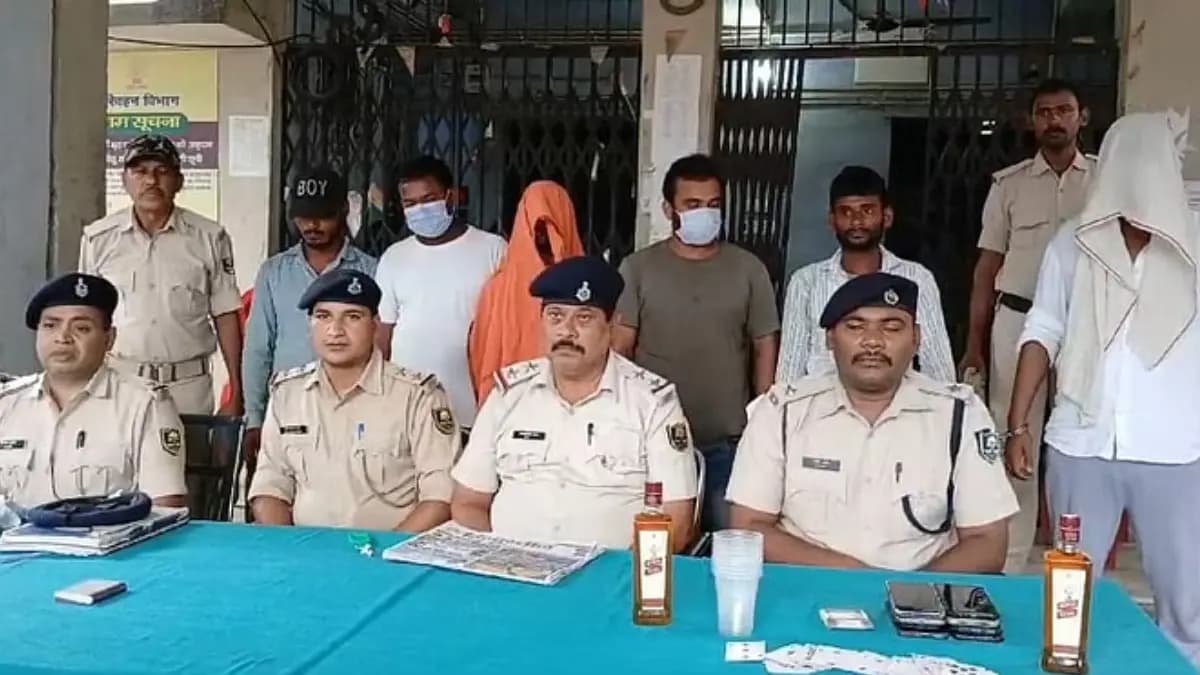 बिहार: वार्ड पार्षद दोस्तों के साथ शराब पार्टी और जुआ खेलते पकड़ा गया, पुलिस ने 6 लोगों को किया गिरफ्तार
