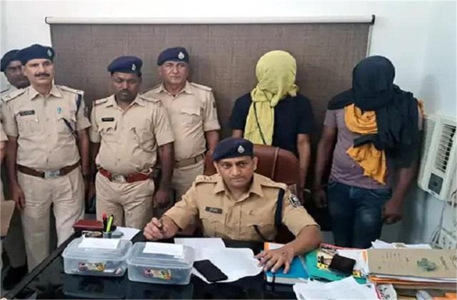 दरभंगा में मोटरसाइकिल पर सवार दो अपराधी हथियारों के साथ पकड़े गए