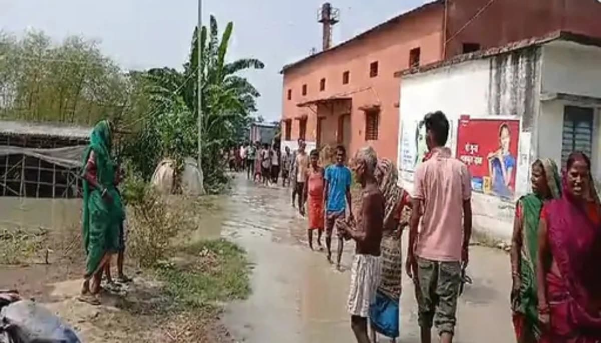 Muzaffarpur News: दुर्गा पूजा के दौरान टूटा बम नहर का बांध: 1000 लोग बाढ़ में फंसे, किसानों की फसलें बर्बाद