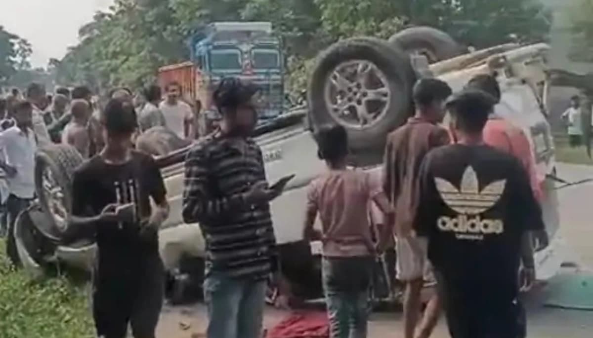 टायर फटने से पलटी स्कॉर्पियो: जानिए इस दर्दनाक दुर्घटना की पूरी कहानी