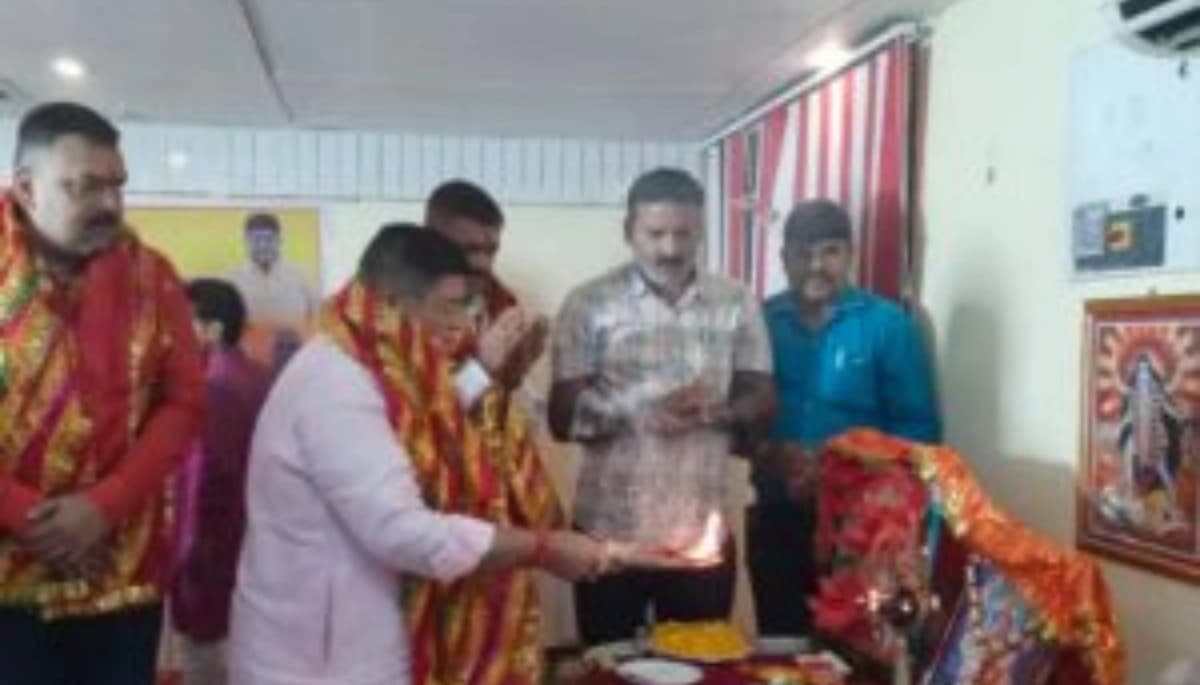 मुजफ्फरपुर में दुर्गा पूजा पर अनोखा पंडाल: वंदे भारत ट्रेन में दर्शन, सैकड़ों भक्त हुए शामिल