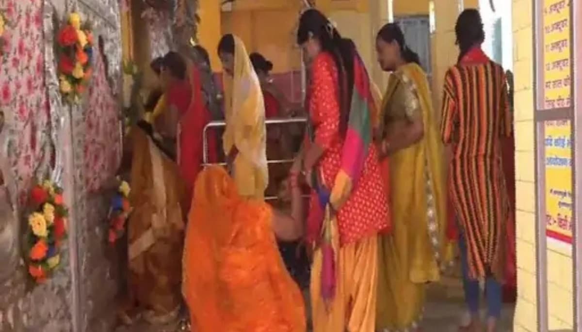 मुजफ्फरपुर न्यूज़: नवरात्रि और दुर्गा पूजा के दौरान मां बगलामुखी मंदिर में भक्तों की भीड़