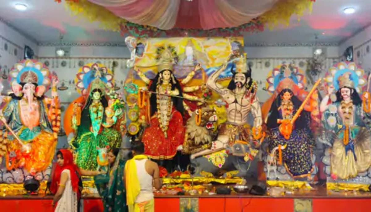 बेगूसराय में धूमधाम से दुर्गा पूजा: कई पंडालों के पट खोले गए, भक्तों ने मां की पूजा की