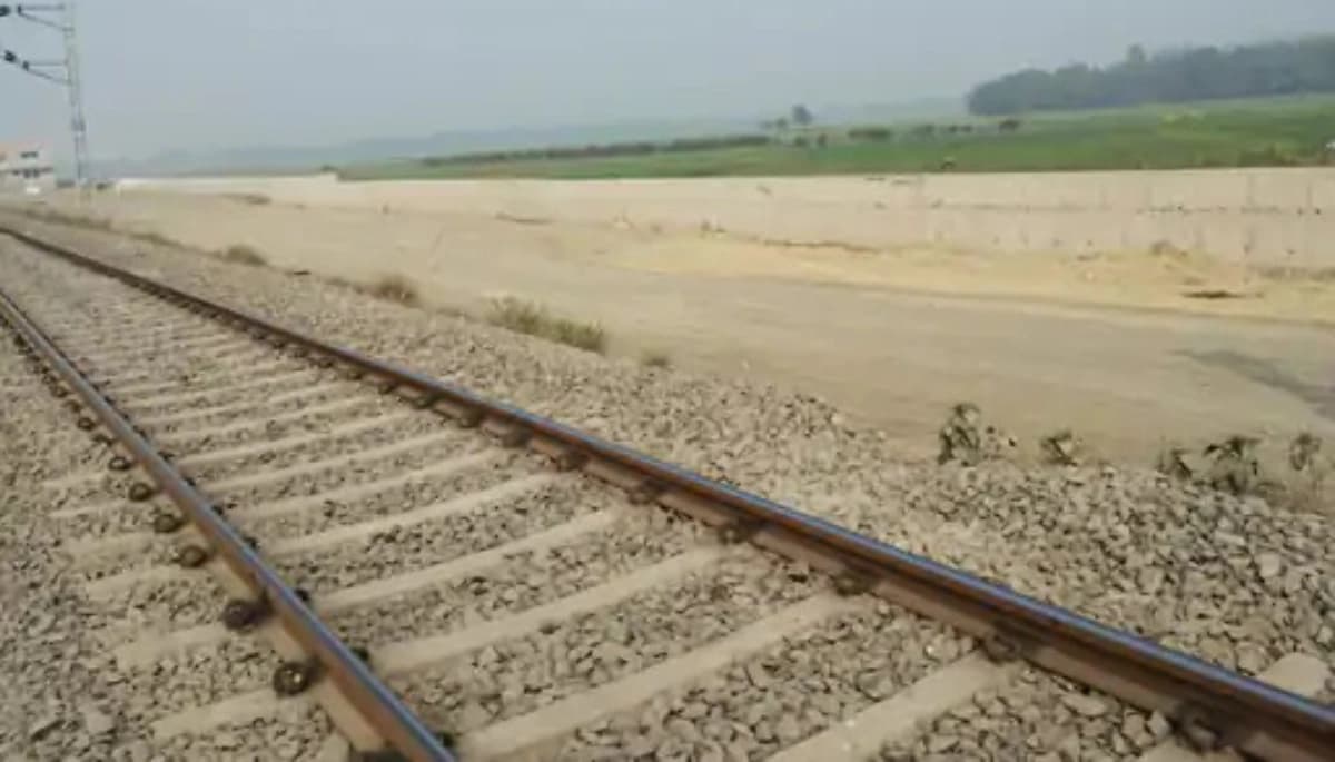 दरभंगा से बहादुरपुर तक बड़ा बदलाव: आज से चलेगी शीशो-काकरघाटी बाईपास पर मालगाड़ी, जानें कैसे बदलेगा व्यापार का नक्शा