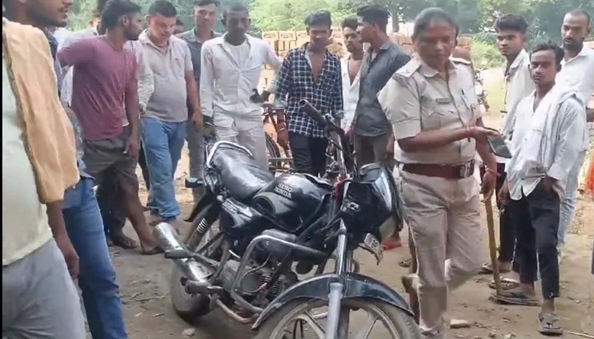 पटना क्राइम: बिहटा के आनंदपुर में बाइक चुराते रंगे हाथ पकड़े गए चोर, ग्रामीणों ने की जमकर पिटाई