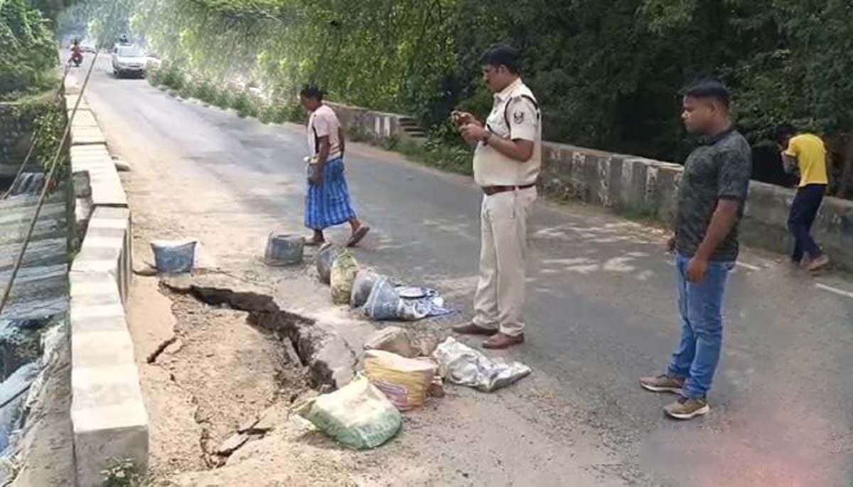 मुंगेर में बरसाती नदी पर बना पुल धंसा: बड़ा हादसा होने का खतरा, जल्द मरम्मत की मांग