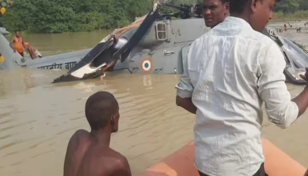मुजफ्फरपुर में एयरफोर्स का चॉपर पानी में गिरा, भीड़ जुटी सामान लूटने