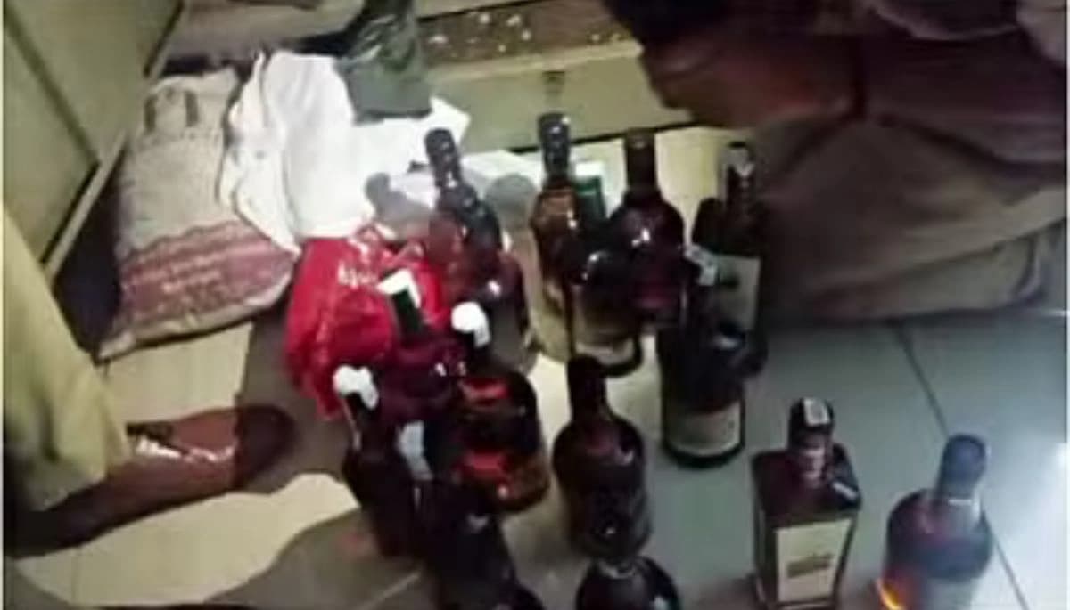 बिहार पुलिस: शराबबंदी के दावों की पोल खुली, आरपीएफ इंस्पेक्टर के आवास से बरामद हुआ शराब और नकदी