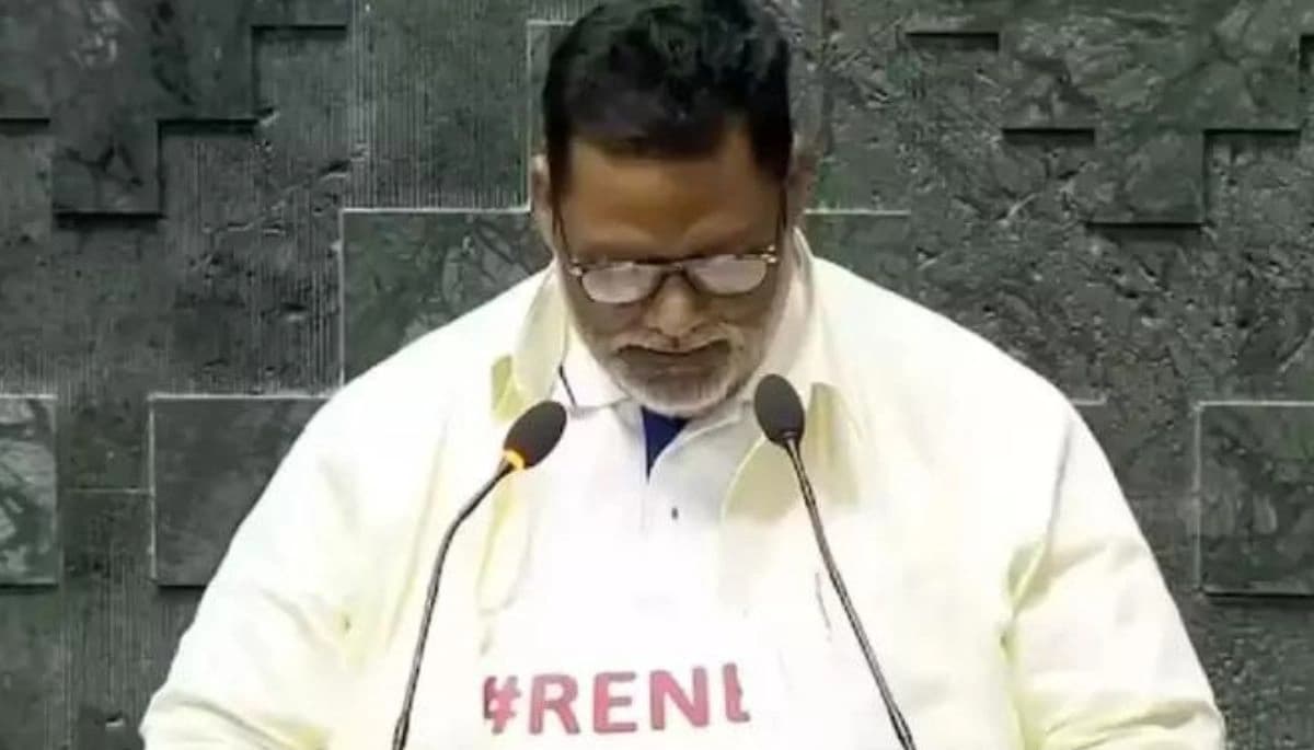 बाढ़ पीड़ितों के लिए मसीहा बने पप्पू यादव, बुलेट पर दौड़कर बांट रहे मदद और राहत सामग्री