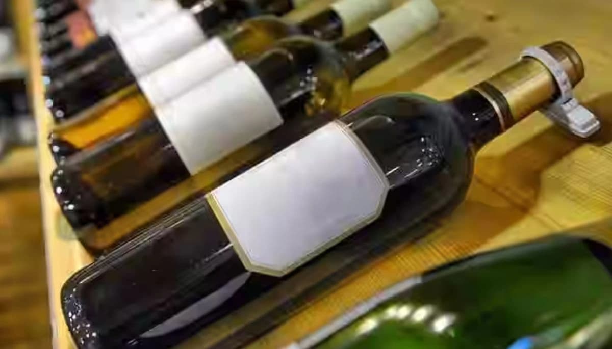 बिहार में क्लीनिक की आड़ में चल रही अवैध शराब फैक्ट्री, बड़ी मात्रा में शराब और उपकरण जब्त