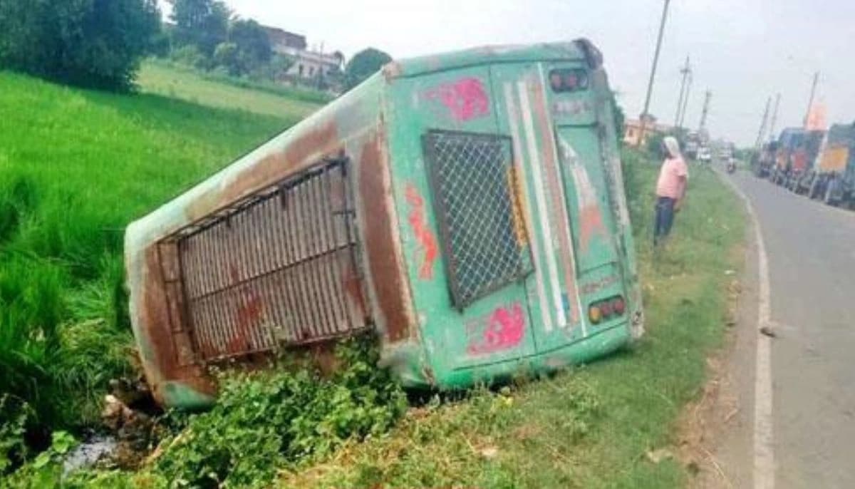 नालंदा से पटना जा रही बस हादसे का शिकार, 4 लोग गंभीर रूप से घायल, 40 यात्री थे सवार