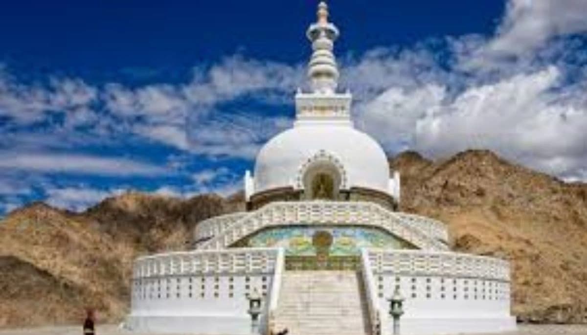 बिहार: विश्व शांति स्तूप की 55वीं वर्षगांठ पर रत्नागिरी पहाड़ से हटाई गई अवैध दुकानें, सीएम के आगमन की संभावना