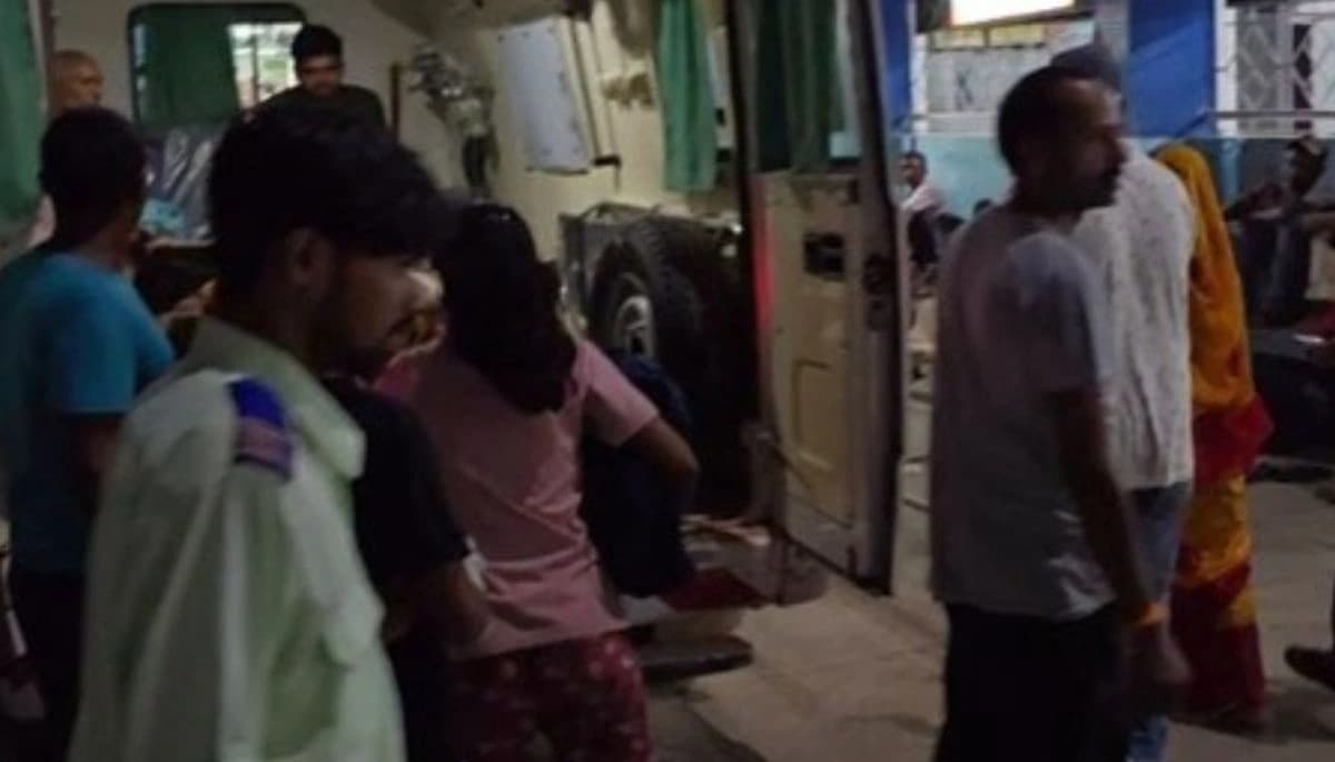 Bihar Crime News: दबंगों ने महिला को डायन बताकर पीटा, पति और बेटे को भी जमकर पीटा