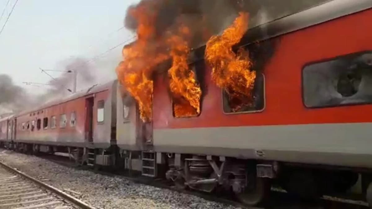 कटिहार न्यूज़: डीजल लदी मालगाड़ी में लगी आग, एक युवक झुलसा