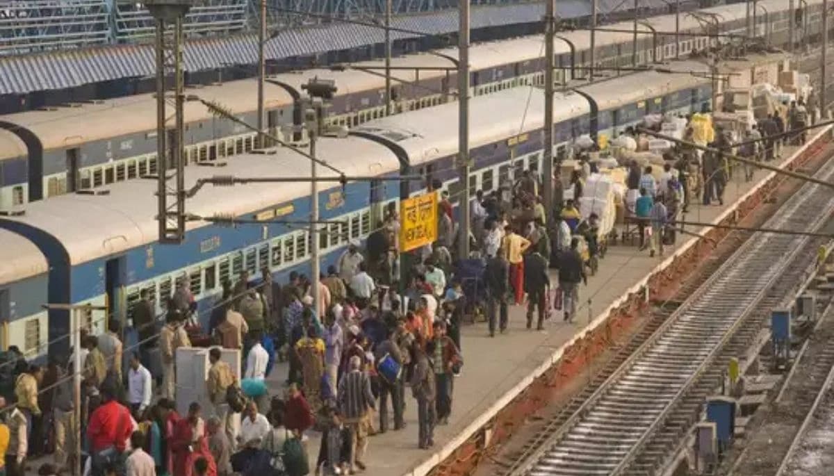 समस्तीपुर रेलवे स्टेशन : प्लेटफॉर्म पर चोरी की साजिश रचते 4 चोर गिरफ्तार, मोबाइल, चाकू और ब्लेड बरामद