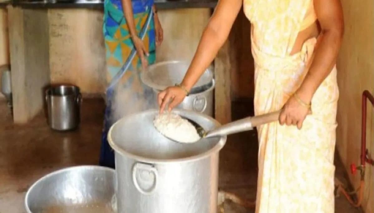 Bihar News: बिहार के स्कूलों में मिड-डे मील में बड़ा बदलाव, रसोइयों को मिलेगा नया अवसर