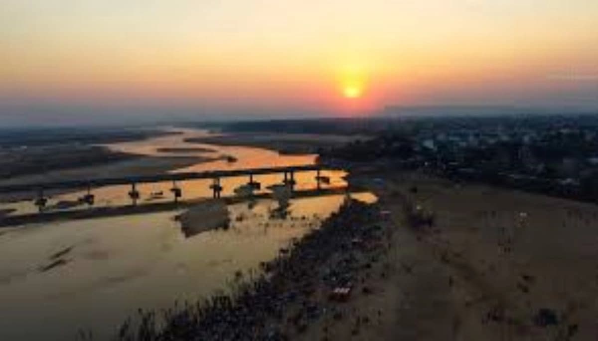 रोहतास के प्राचीन छठ घाट पर नाले का गंदा पानी बहने से भक्तों में रोष, प्रशासन पर लापरवाही का आरोप