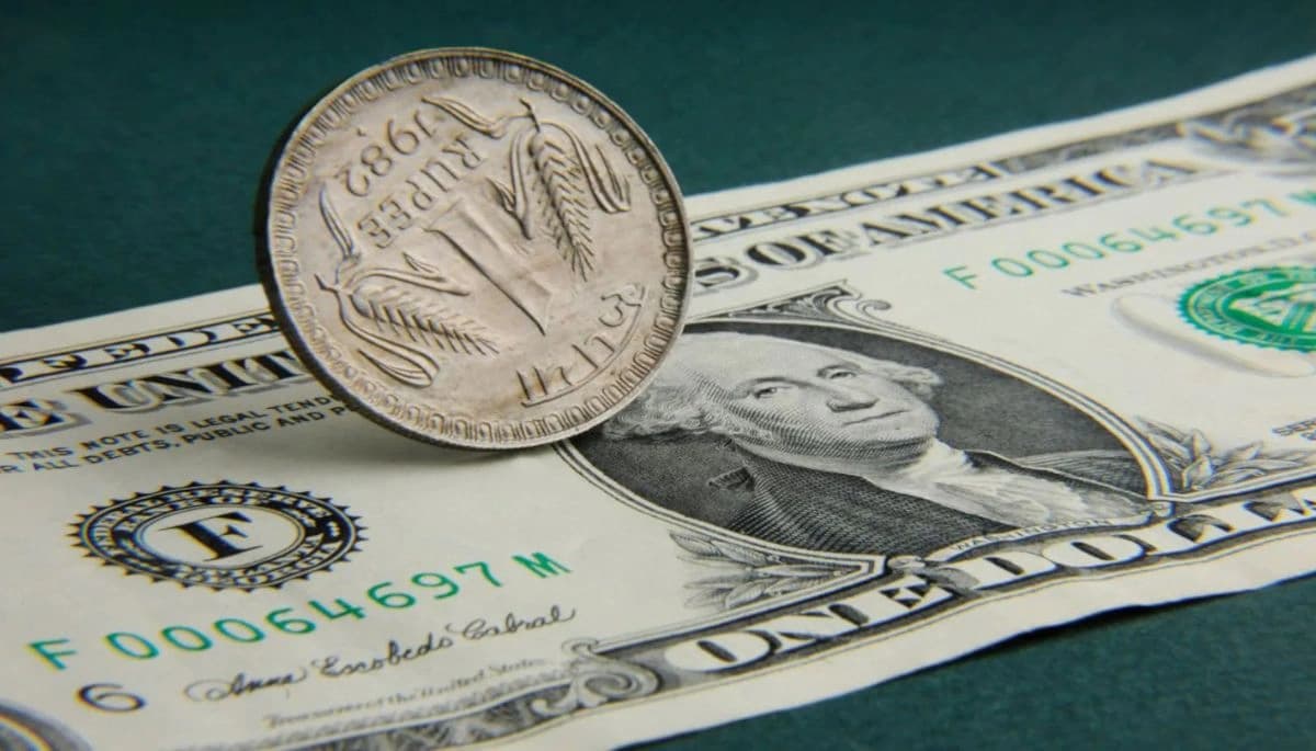 Indian Rupee: रुपया अमेरिकी डॉलर के मुकाबले अपने निचले स्तर पर, जानें क्यों हो रहा है इसका असर