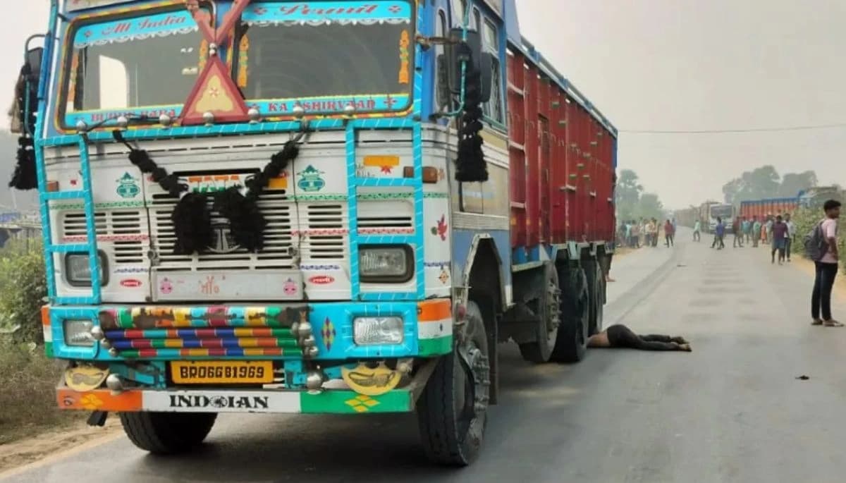 भोजपुर में दर्दनाक हादसा: तेज रफ्तार ट्रक ने बाइक सवार युवक को कुचला, 20 मीटर तक घसीटा