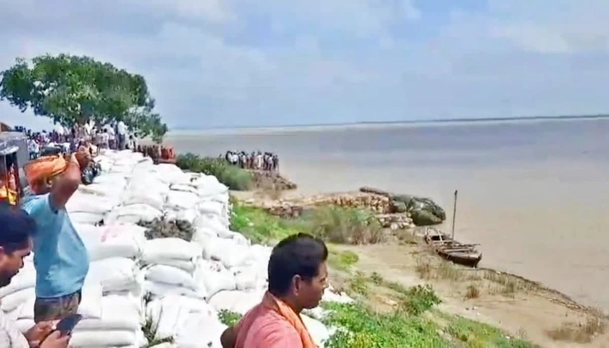 बिहार में बड़ा हादसा: बगहा में गंडक नदी में नाव पलटी, दियारा जा रहे थे ग्रामीण