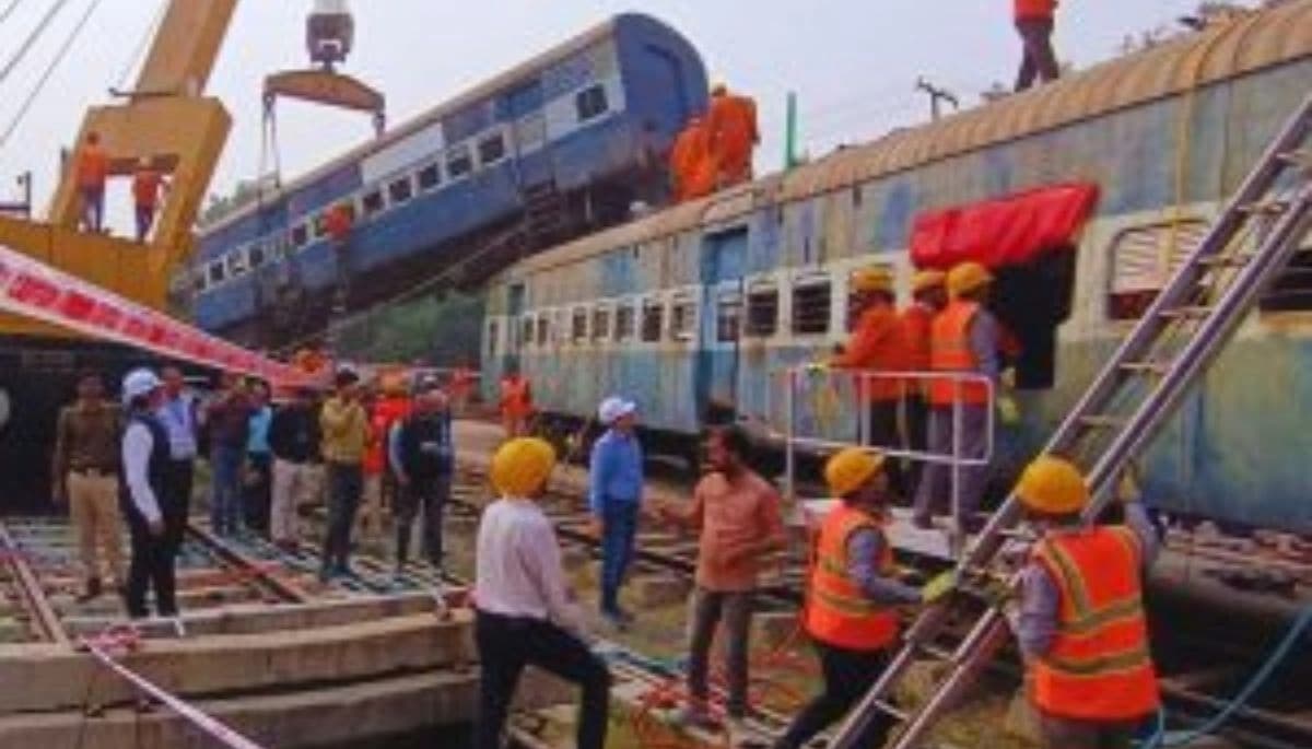 Bihar Train News: मॉक ड्रिल के दौरान पैसेंजर ट्रेन डिरेल, जमालपुर में रेल हादसे की अफवाह से मची हलचल