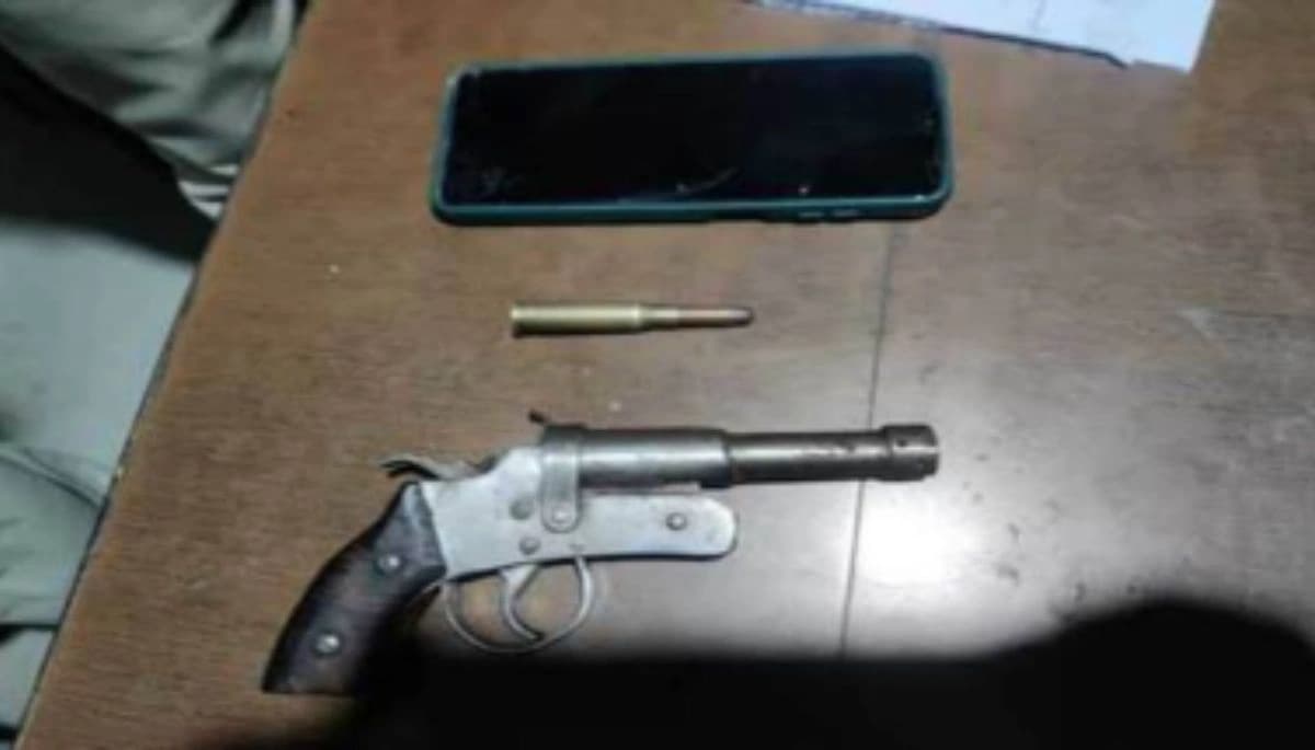 Bihar News: बगहा में देसी कट्टा लहराने वाले बदमाश को पुलिस ने दबोचा, आर्म्स एक्ट में कार्रवाई
