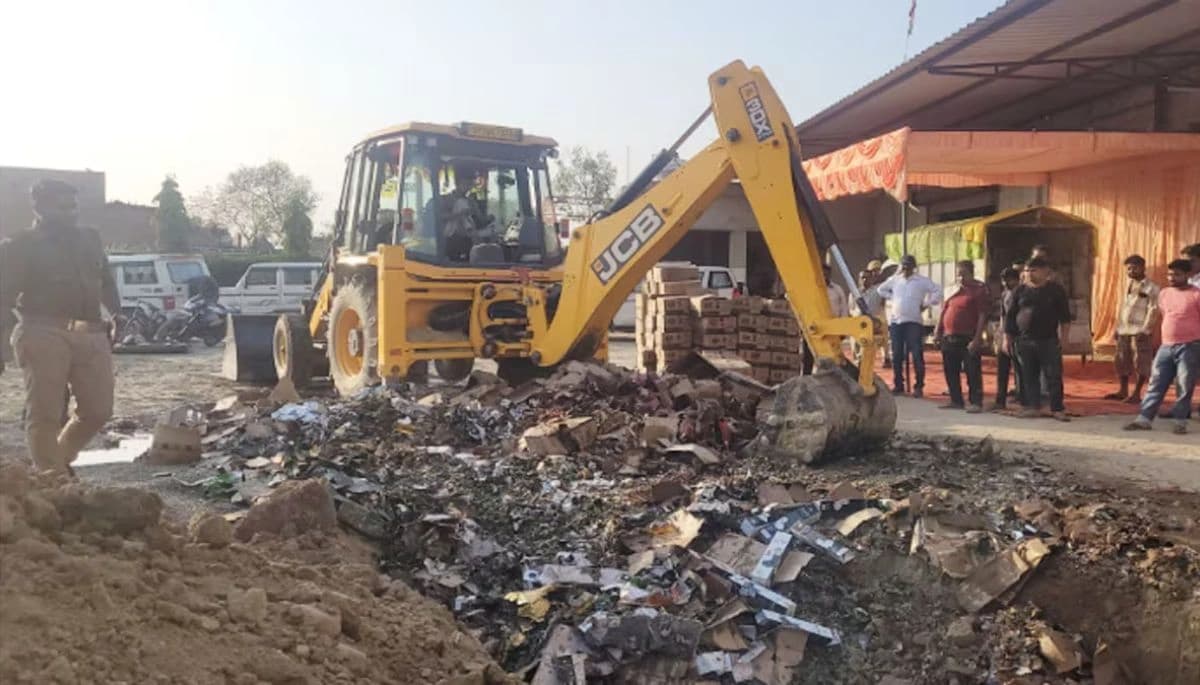 Bihar News: जब्त शराब का विनष्टीकरण, बुलडोजर की मदद से कार्रवाई, प्रशासन का बड़ा कदम