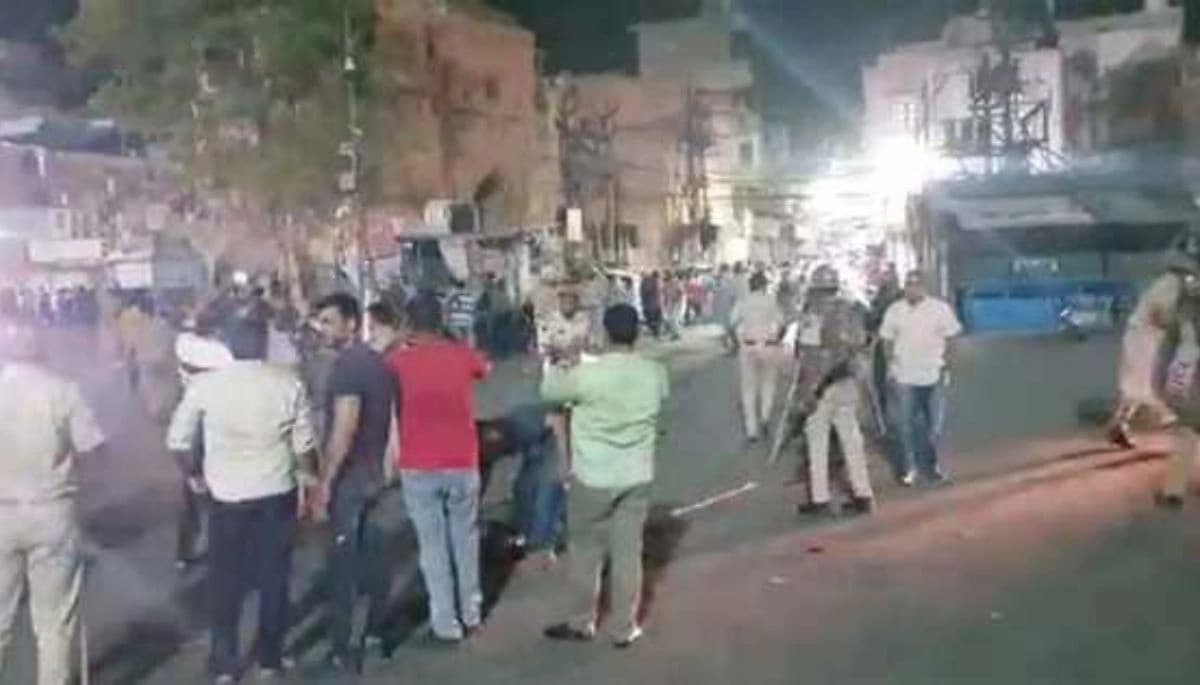 Bihar News: औरंगाबाद में पैक्स चुनाव के दौरान हंगामा, दो पक्षों में मारपीट और पत्थरबाजी
