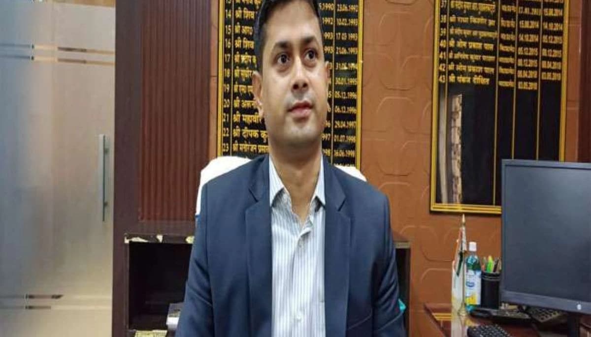 रोहतास: भूमि विवादों पर सख्ती, DM ने अधिकारियों को लगाई फटकार, सुधार के दिए निर्देश