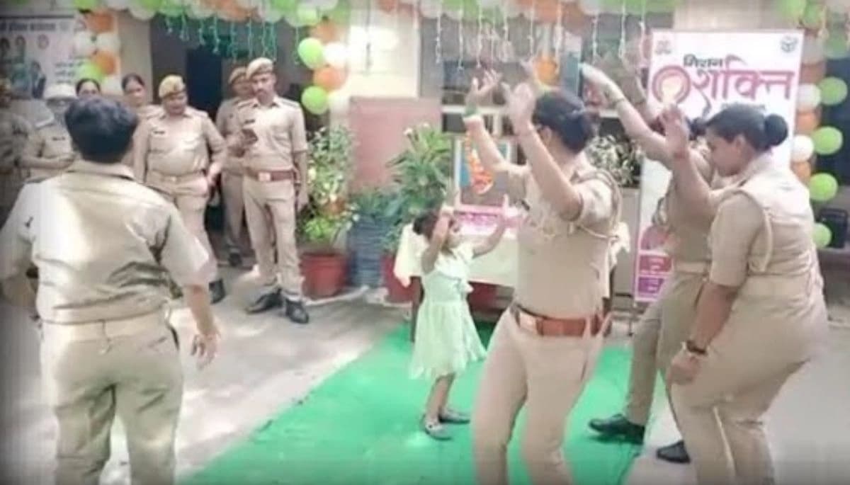 सहरसा: ड्यूटी पर तैनात चौकीदार का बार-बालाओं संग डांस, वीडियो वायरल