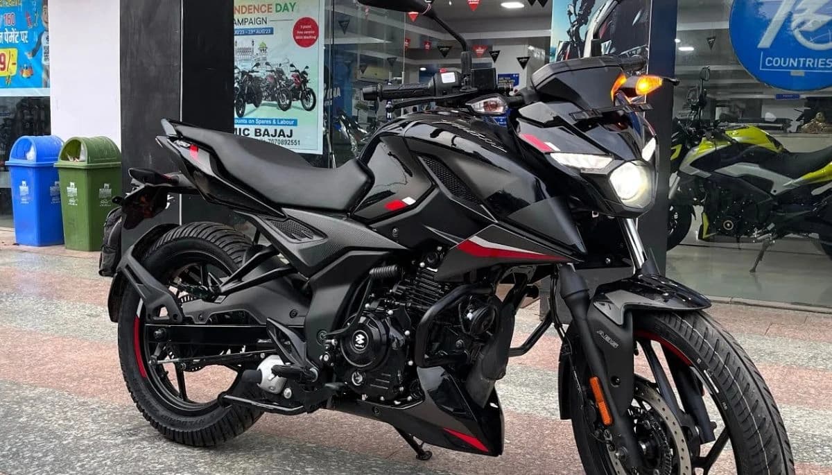दमदार परफॉर्मेंस के साथ लॉन्च हुई Bajaj Pulsar N150: Apache को देगी टक्कर