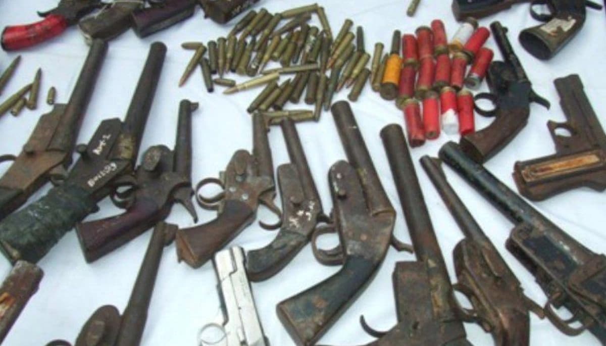 बेतिया: बड़ी वारदात से पहले चार अपराधी गिरफ्तार, हथियार और चोरी की बाइक बरामद