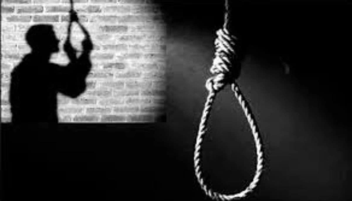 Gopalganj News: पेड़ से लटककर युवक ने दी जान, मां ने भी दो साल पहले की थी आत्महत्या