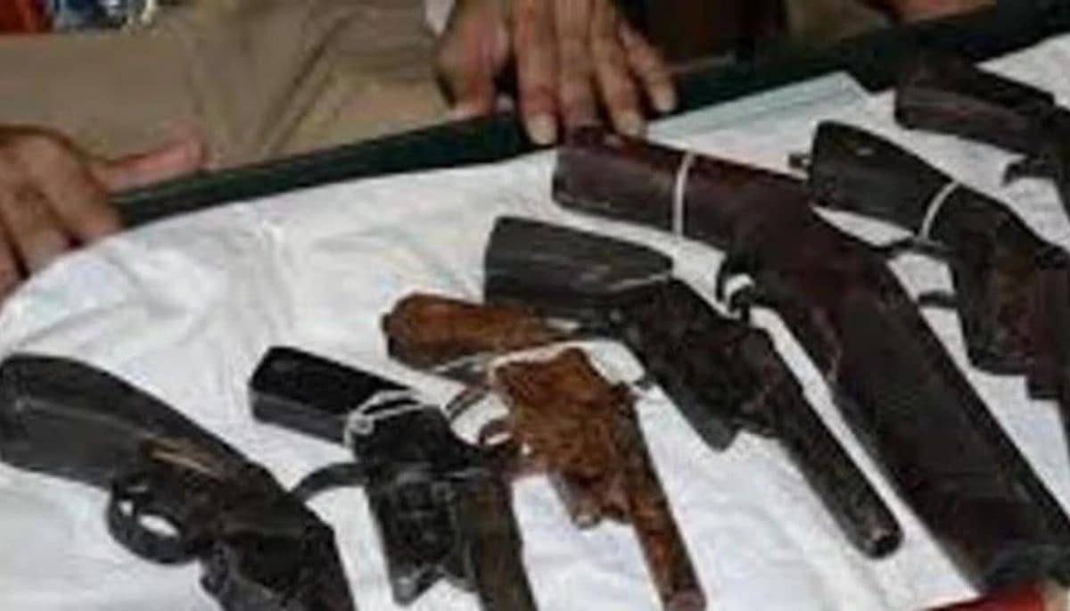 बेगूसराय क्राइम न्यूज: मिनी गन फैक्ट्री का उद्भेदन, भारी संख्या में हथियार बरामद, एक तस्कर गिरफ्तार