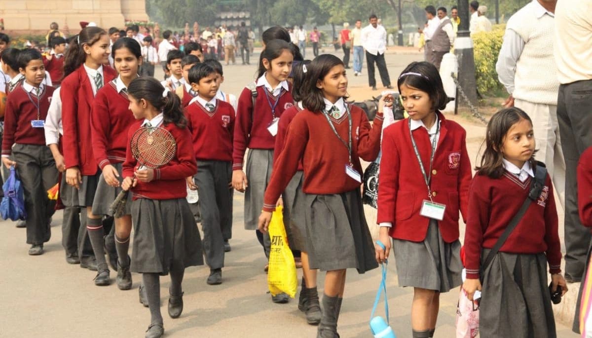 Bihar Education: अंडा चोर गुरुजी का कारनामा, MDM का अंडा झोले में भरकर ले जाते दिखे हेडमास्टर; शिक्षा विभाग ने लिया सख्त एक्शन