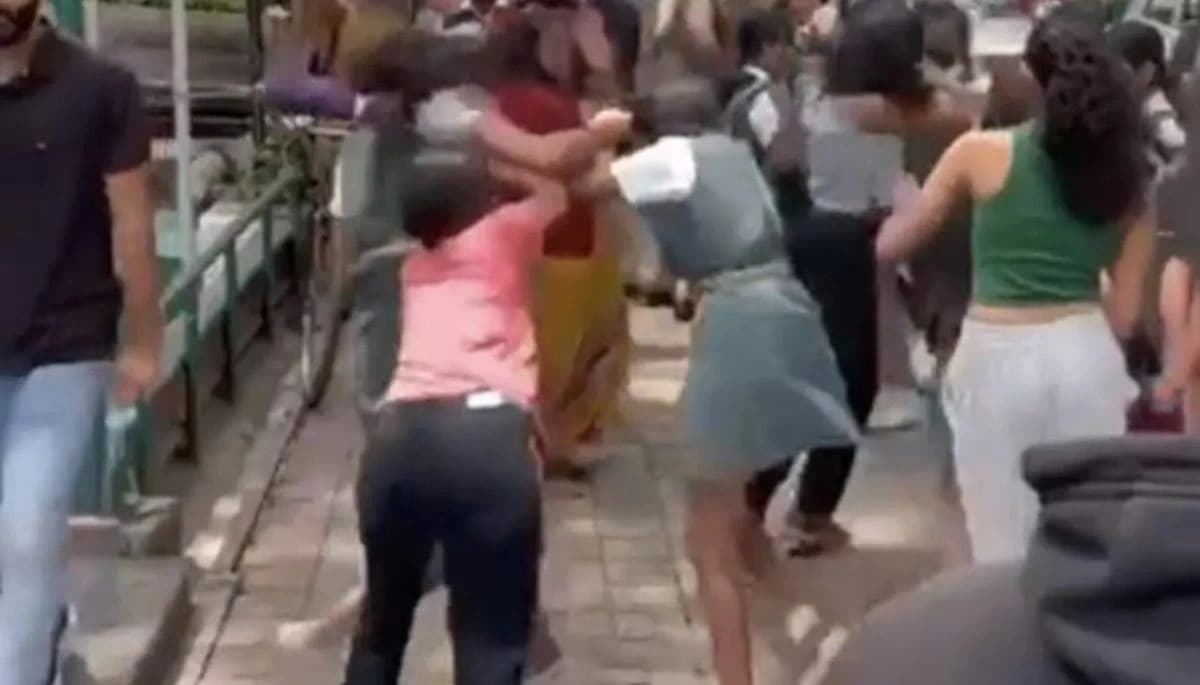 मुजफ्फरपुर: बॉयफ्रेंड के लिए सड़क पर भिड़ीं दो लड़कियां, वायरल वीडियो ने बटोरी सुर्खियां