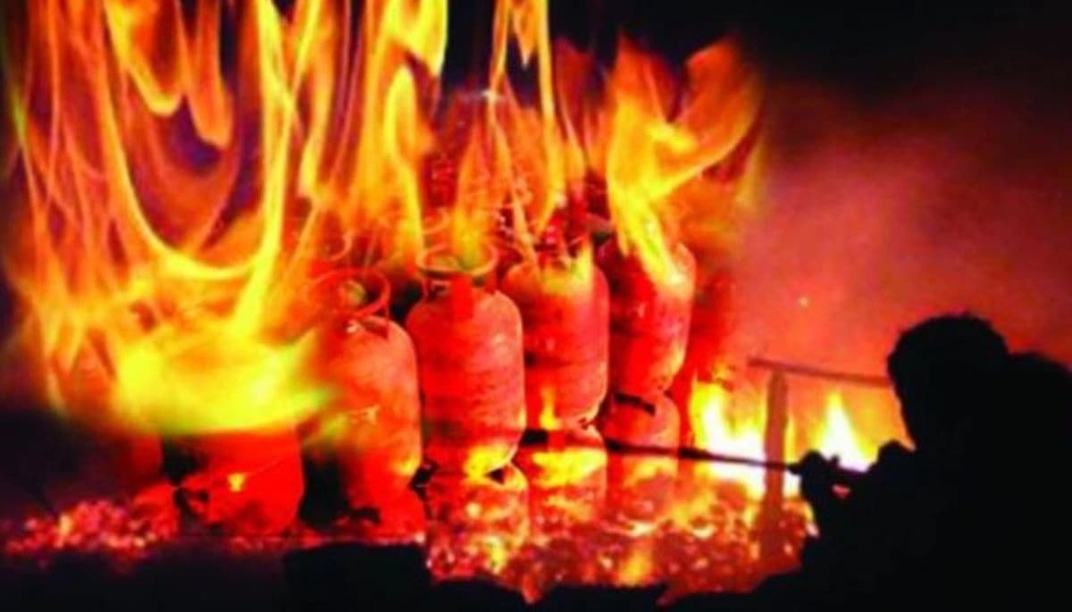 Bihar News: सिलेंडर ब्लास्ट के बाद दर्जनों दुकानों में लगी आग, लाखों की संपत्ति जलकर हुई खाक
