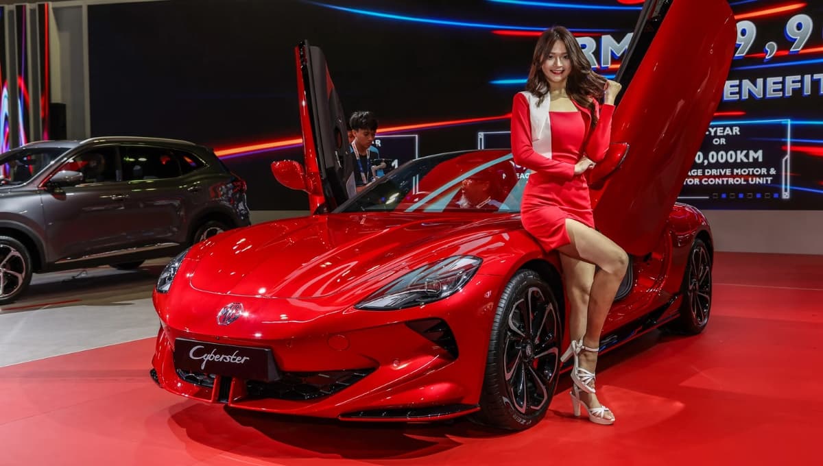 आ गई MG Cyberster: ₹45 लाख में 725Nm टॉर्क, 443 KM की रेंज और 10.25 इंच की टचस्क्रीन