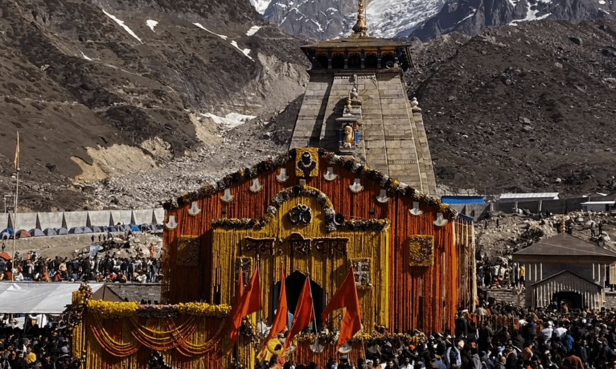 Kedarnath Yatra 2025 की शुरुआत से पहले संकटमोचन हनुमान मंदिर में दर्शन करते श्रद्धालु, आध्यात्मिक आस्था और सुरक्षा की कामना करते हुए।