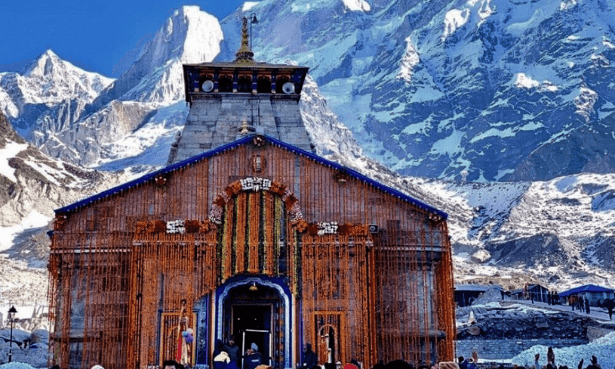 Kedarnath Yatra 2025 की शुरुआत से पहले संकटमोचन हनुमान मंदिर में दर्शन करते श्रद्धालु, आध्यात्मिक आस्था और सुरक्षा की कामना करते हुए।