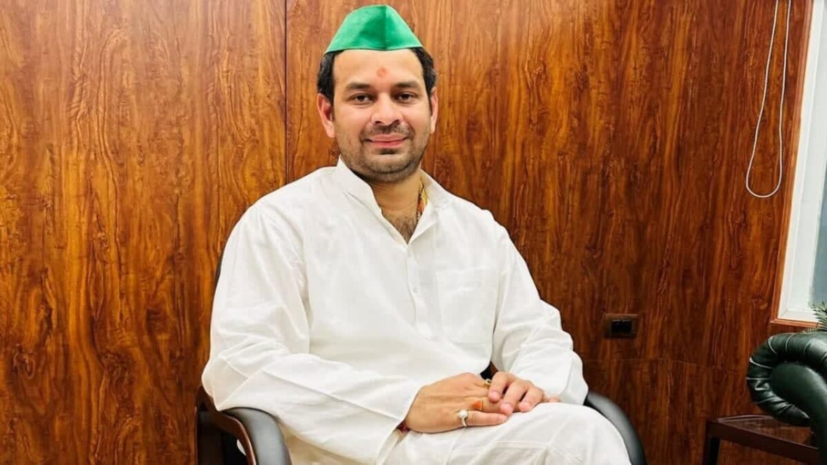 पटना प्रेस वार्ता में तेजप्रताप यादव नया राजनीतिक मोर्चा घोषित करते हुए