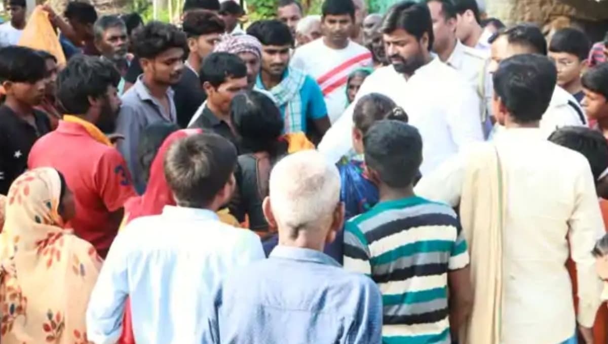 Rural Debt Crisis की समस्या से जूझता हुआ एक ग्रामीण किसान सूखे खेत में निराश बैठा है, जो कर्ज़ के भारी बोझ और मानसिक तनाव की गंभीर स्थिति को बयां करता है।