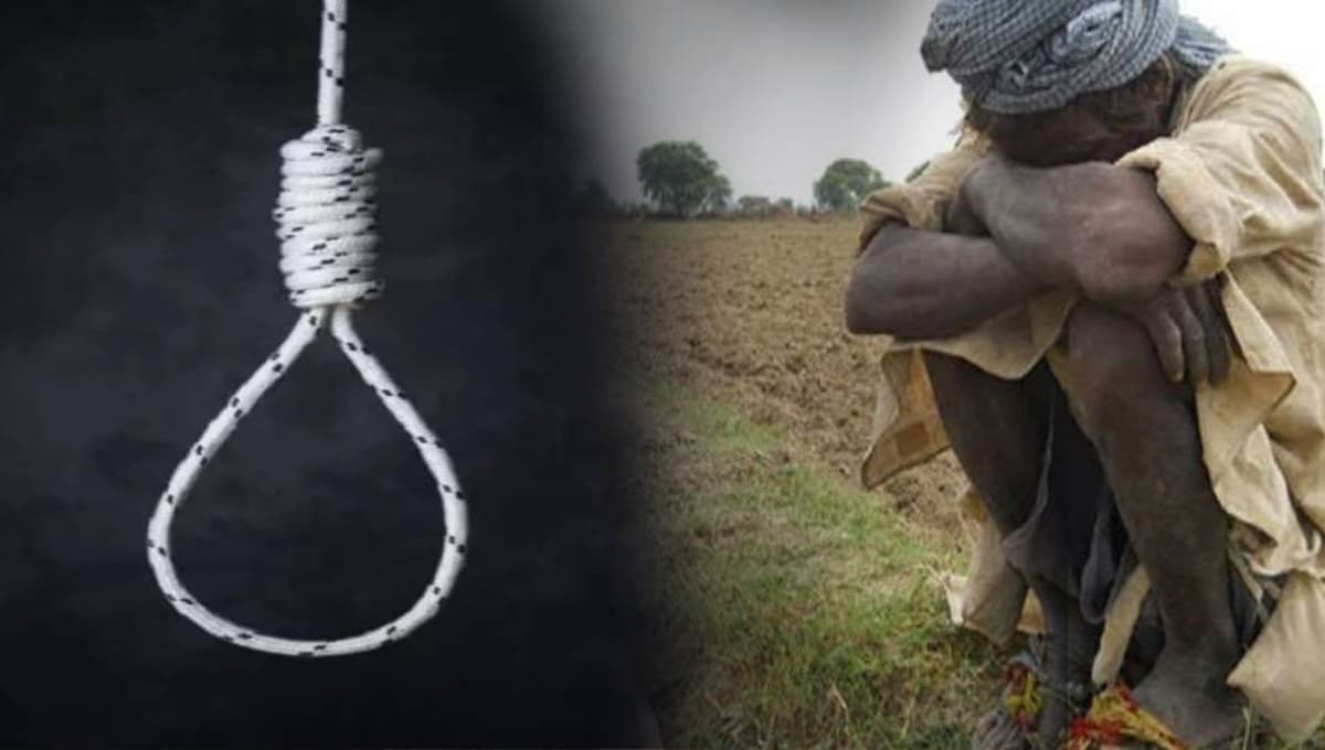 Rural Debt Crisis की समस्या से जूझता हुआ एक ग्रामीण किसान सूखे खेत में निराश बैठा है, जो कर्ज़ के भारी बोझ और मानसिक तनाव की गंभीर स्थिति को बयां करता है।
