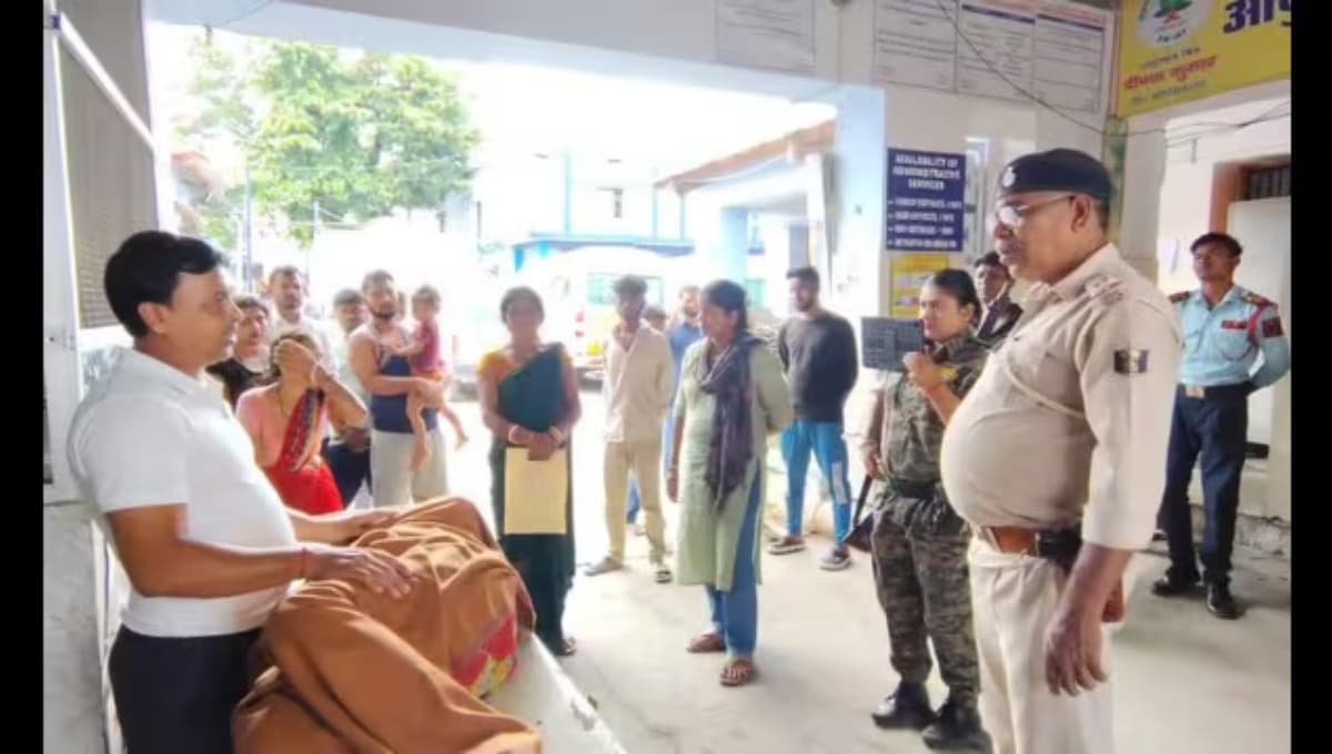 Female officer died: समस्तीपुर अस्पताल में प्रसव के दौरान मौत – आपातकालीन वार्ड के बाहर का दृश्य