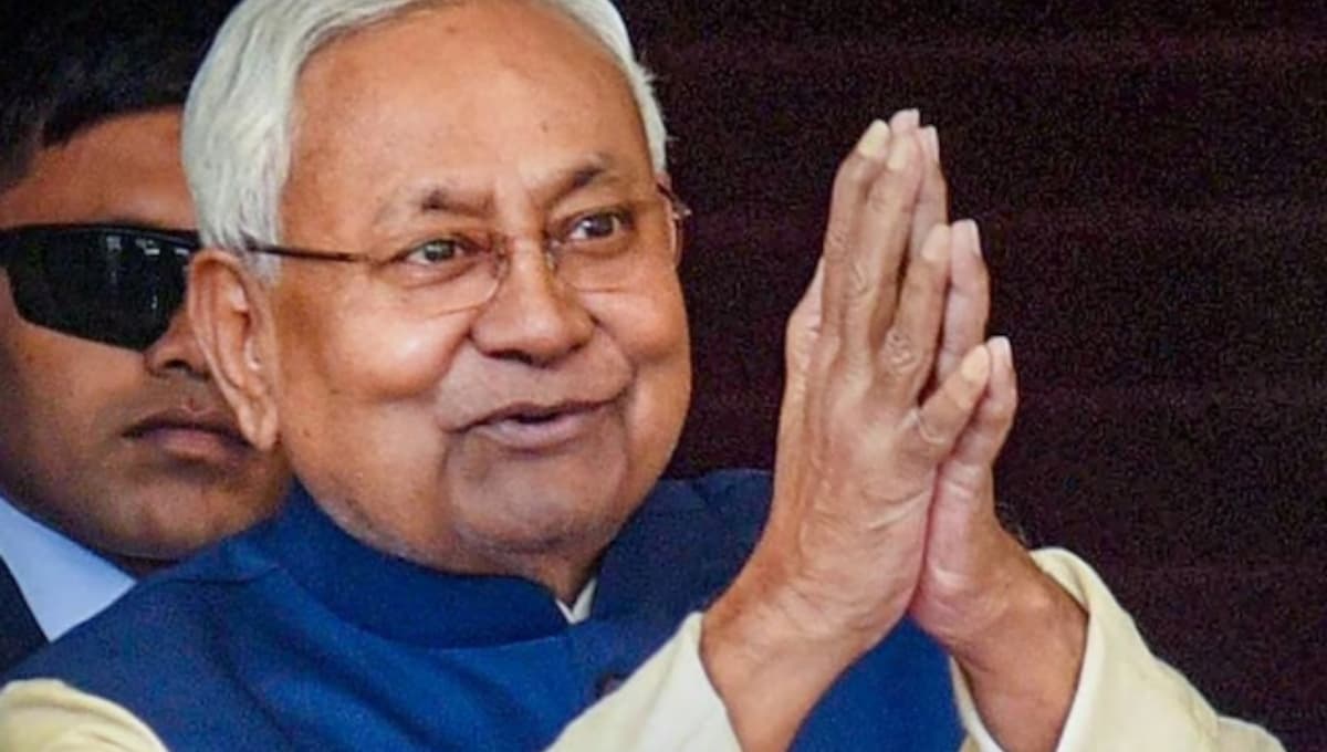 Revenue Maha Abhiyan के दौरान बिहार के गांव में जमीन सर्वेक्षण करते राजस्व कर्मचारी, 2025 अभियान की शुरुआत का दृश्य