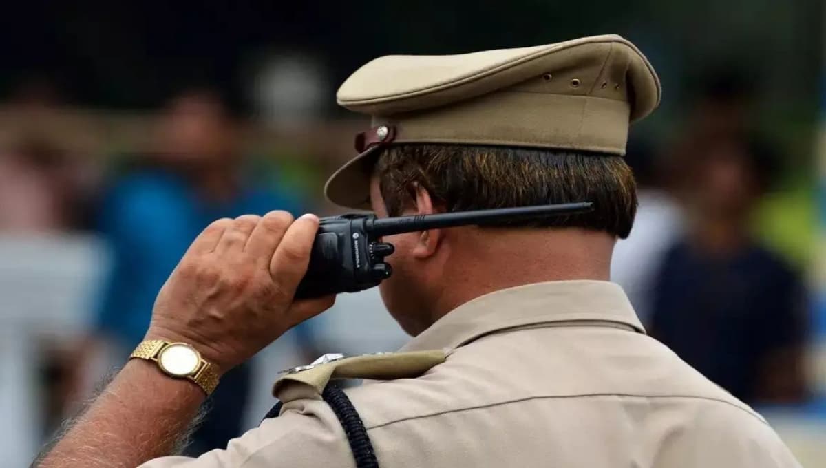 Mysterious Death of Siblings: पटना के इंद्रपुरी इलाके में पुलिस टीम मृत भाई-बहन के शव की जांच करती हुई।