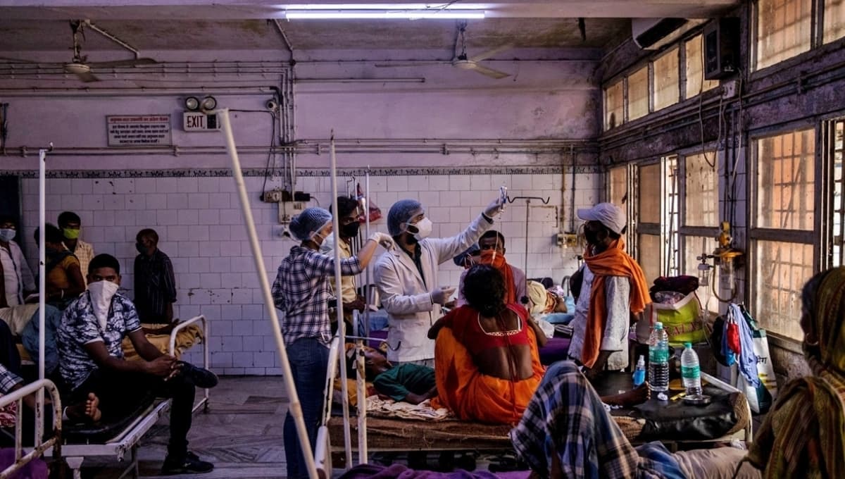 Government hospital भागलपुर का मुख्य द्वार बंद दिखाई दे रहा है, मरीज और परिजन बाहर खड़े इलाज के लिए इंतजार करते हुए।