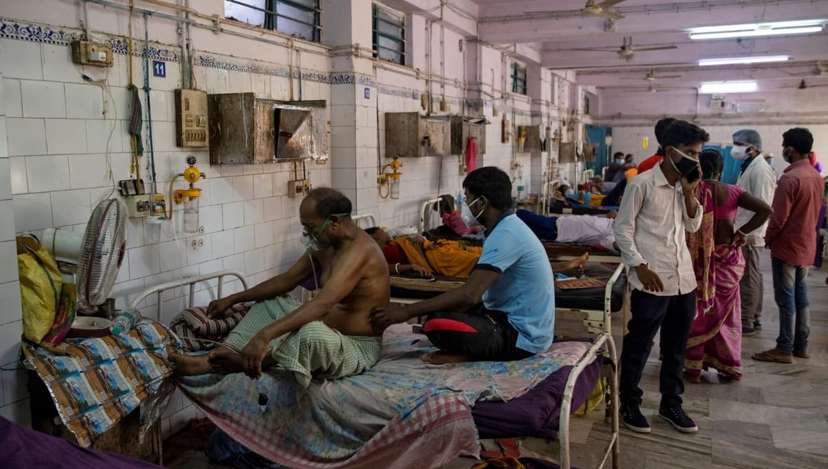 Government hospital भागलपुर का मुख्य द्वार बंद दिखाई दे रहा है, मरीज और परिजन बाहर खड़े इलाज के लिए इंतजार करते हुए।