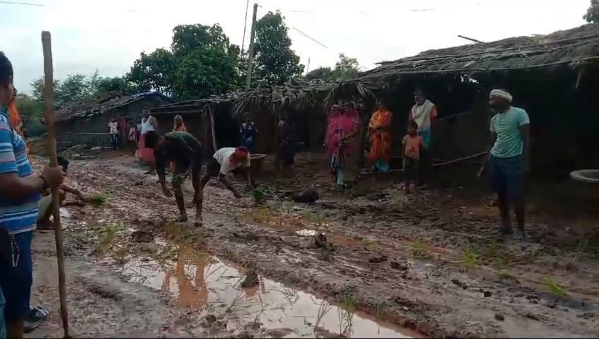 Protest in Samastipur: किसानों ने सड़क पर धान की रोपाई कर अनोखे अंदाज में विरोध जताया।